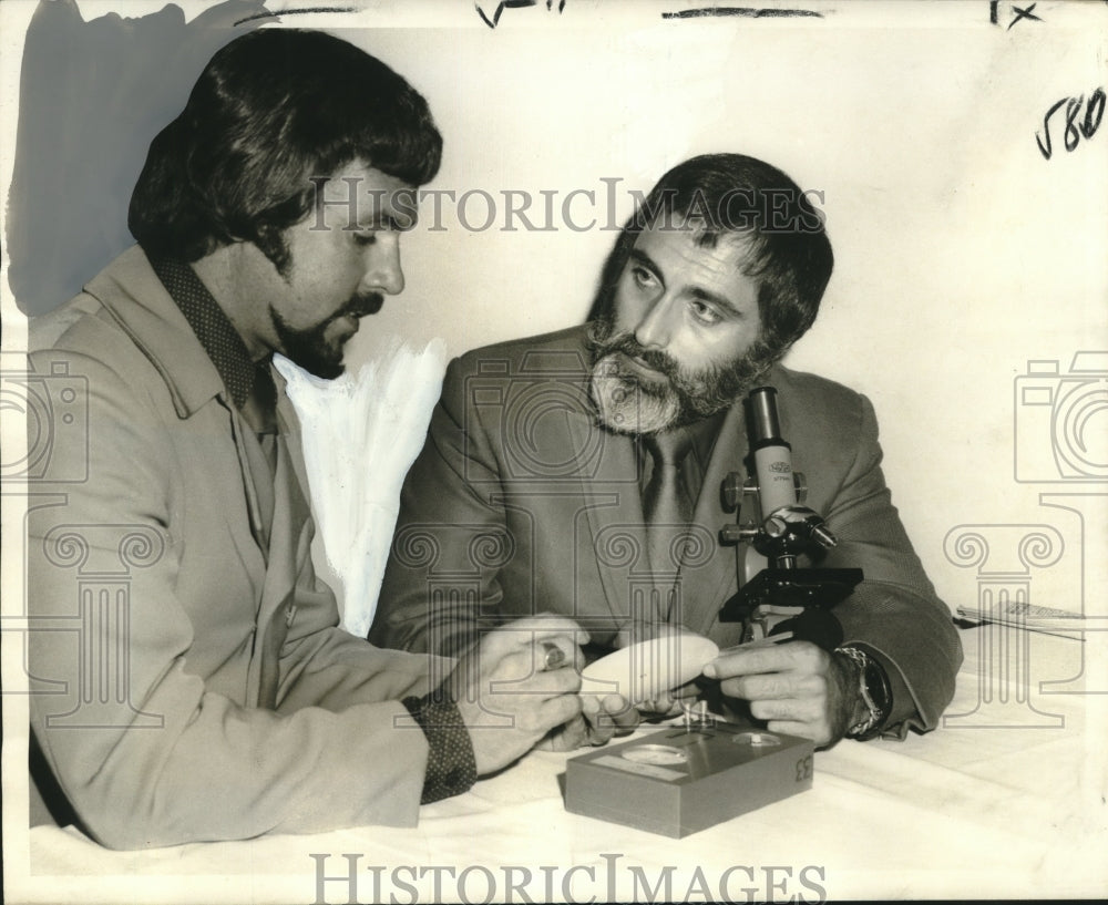 1970 Press Photo Hair Treatment & Cosmetics Firm Executives Examine Hair