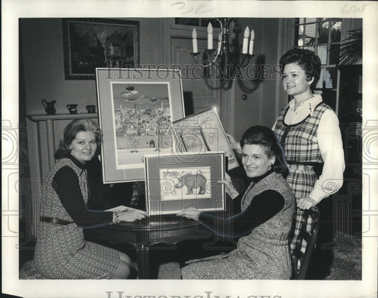 1974 Press Photo Delta Delta Delta Alumnae members prepare for the art auction- Historic Images