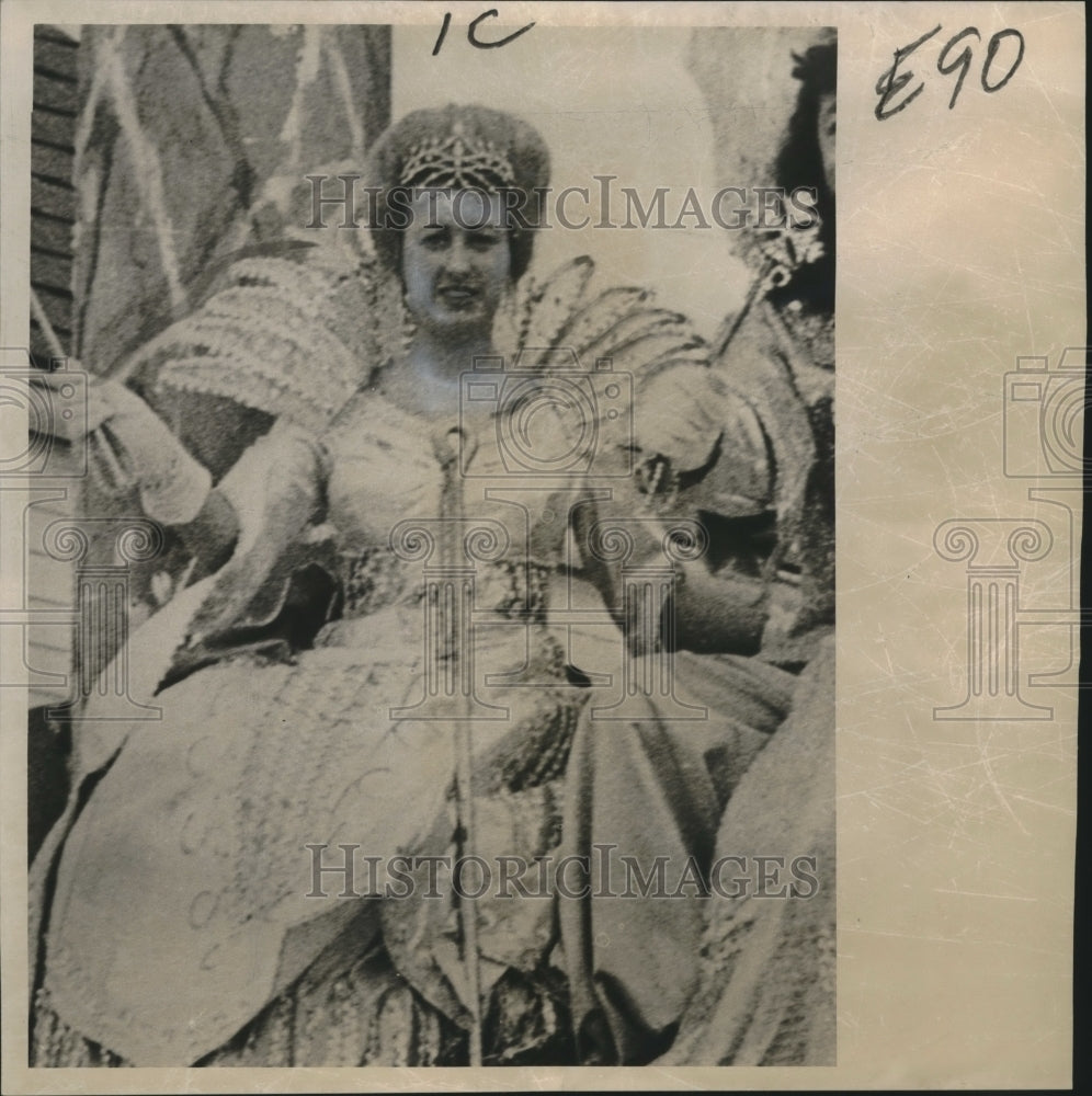 1966 Press Photo Mrs. Maxine Domangue of Algiers, former Krewe of Cronus Queen