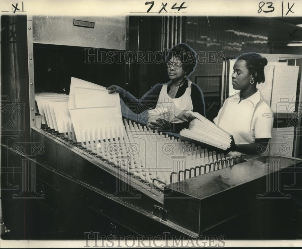 1976 Press Photo Mrs. Ceble Nabor &amp; Miss Elaine Snyder wash and sterilize trays.- Historic Images