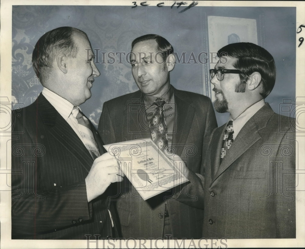 1977 Press Photo Mike Dixon recieves Certificate of Merit.- Historic Images