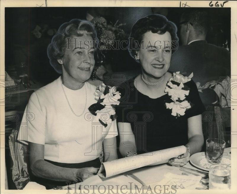 Load image into Gallery viewer, 1964 Press Photo Mrs. George Dodge Jr, and Mrs. Hugh McCloskey Evans - noo11309
