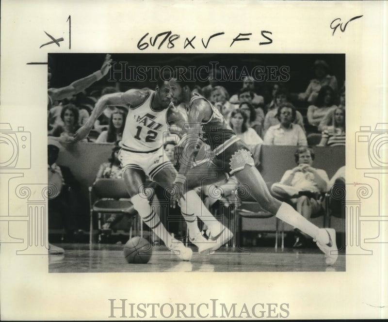 Load image into Gallery viewer, 1977 Press Photo New Orleans Jazz basketball player, E.C. Coleman in action
