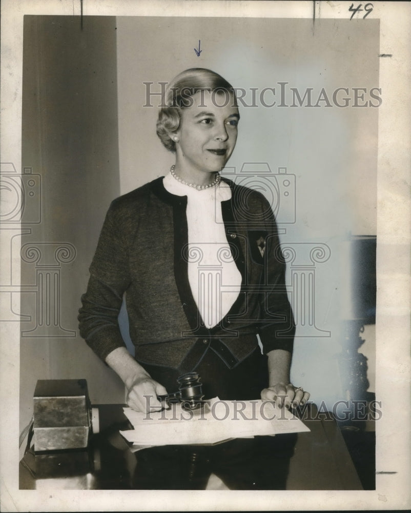 1956 Press Photo Mrs. Helion (Mary) Dickson - noo11368
