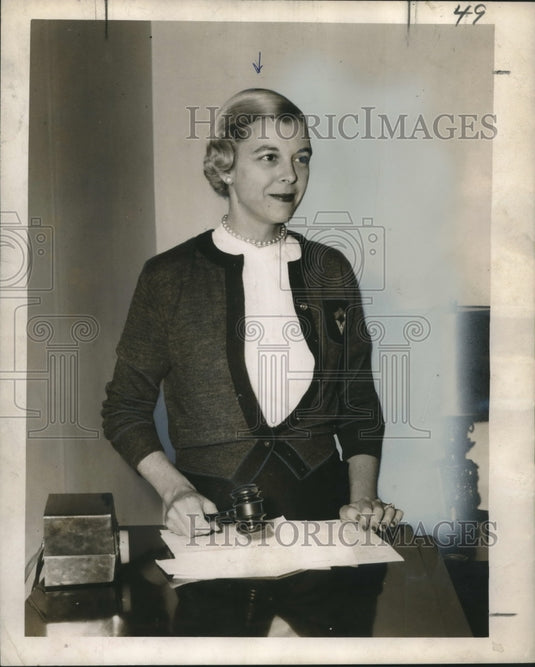 1956 Press Photo Mrs. Helion (Mary) Dickson - noo11368