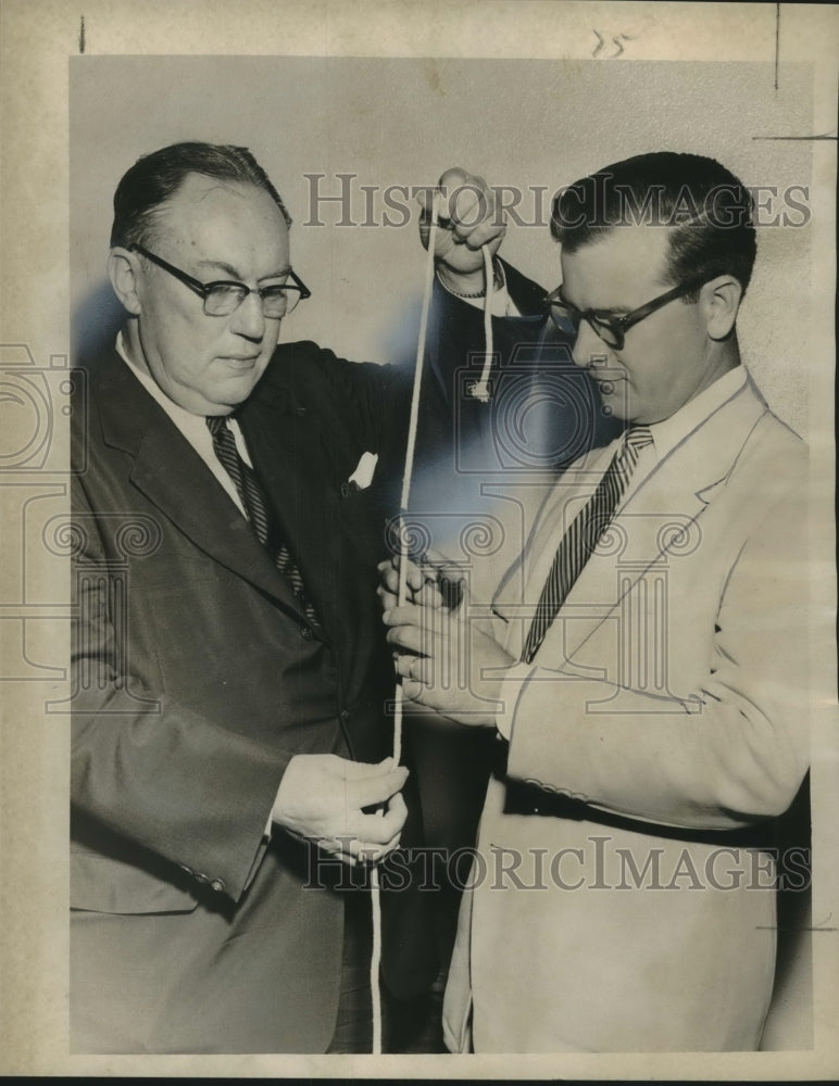 Load image into Gallery viewer, 1953 Press Photo Newsweek Manager Does Magic at New Orleans Advertising Club
