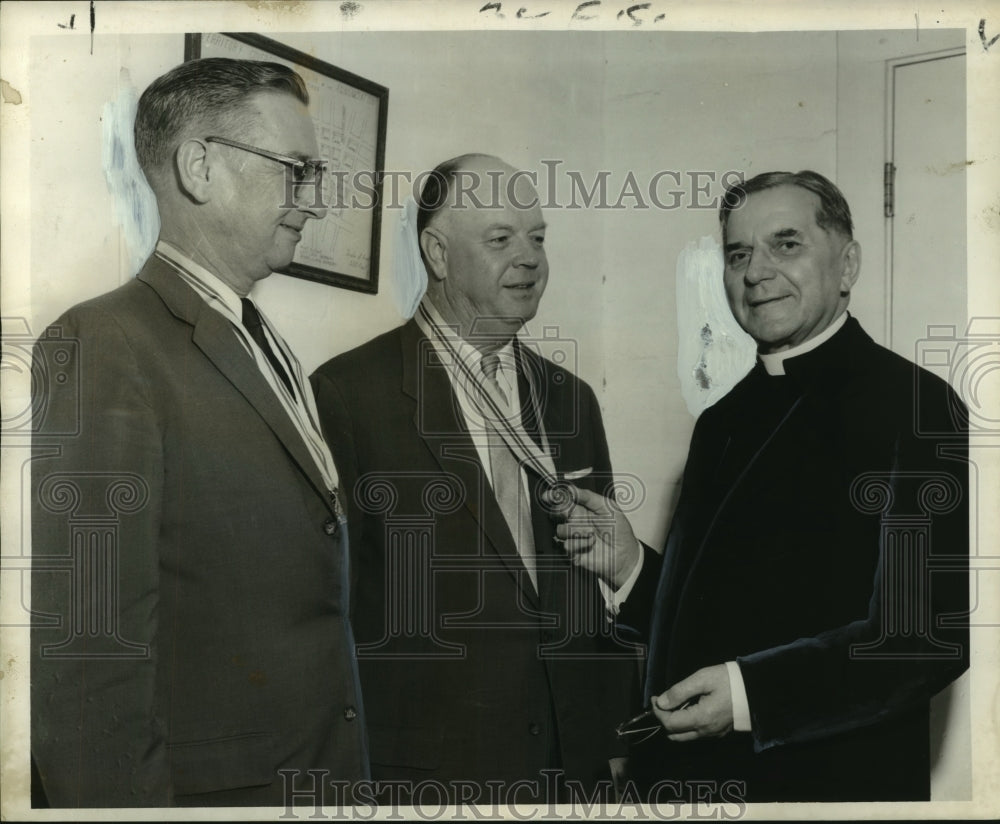 1958 Press Photo Boy Scout Leaders,William Hoerner, William J.Drawe Jr., awarded