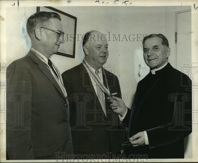 Load image into Gallery viewer, 1958 Press Photo Boy Scout Leaders,William Hoerner, William J.Drawe Jr., awarded
