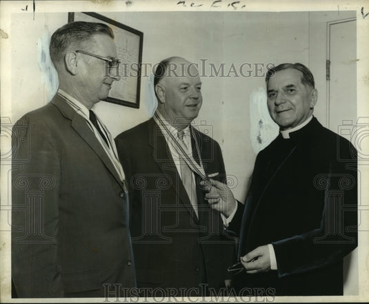 1958 Press Photo Boy Scout Leaders,William Hoerner, William J.Drawe Jr., awarded