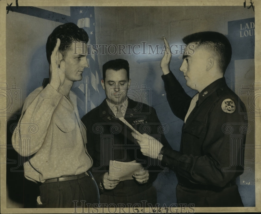 1948 Press Photo Draftee, Charles Lee Young, sworn into the Army by Capt.Turner