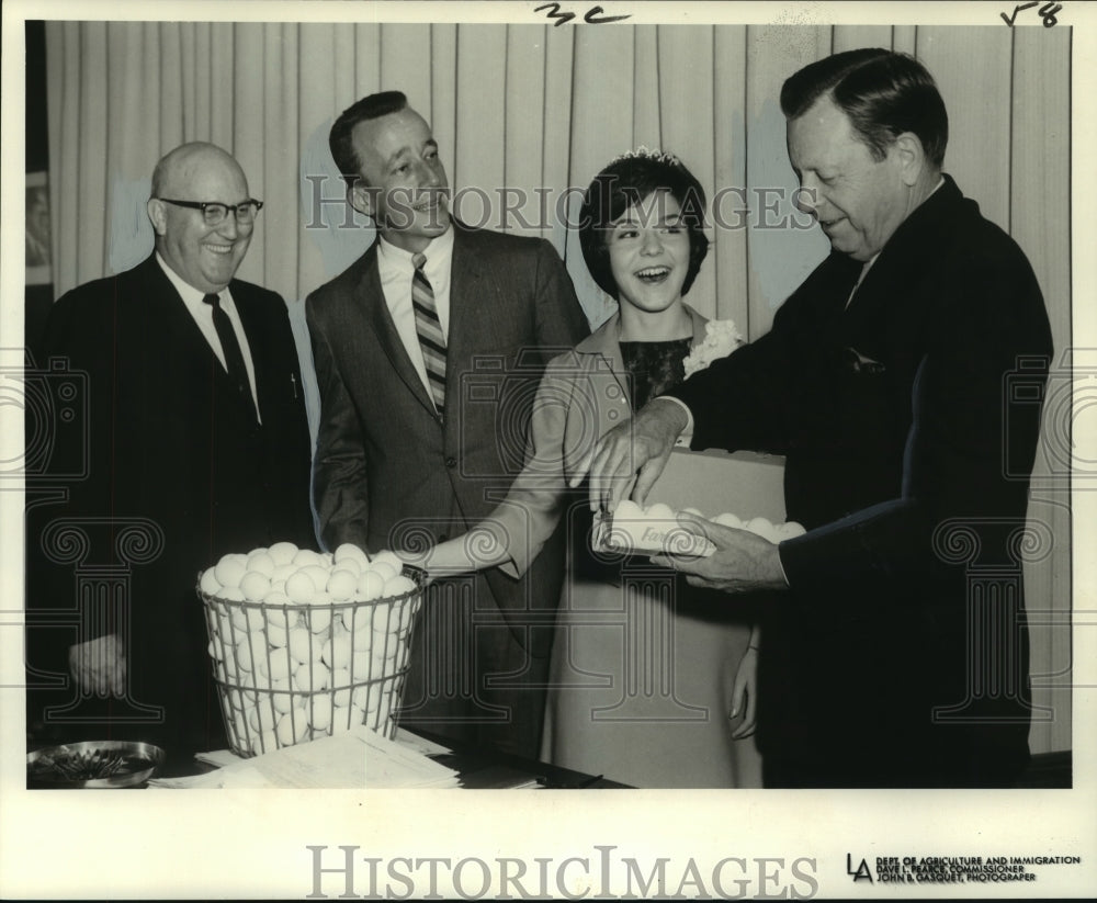 1964 Press Photo Louisiana Egg Council&#39;s Dan Durham, company give Gov.Davis eggs