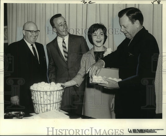 1964 Press Photo Louisiana Egg Council's Dan Durham, company give Gov.Davis eggs