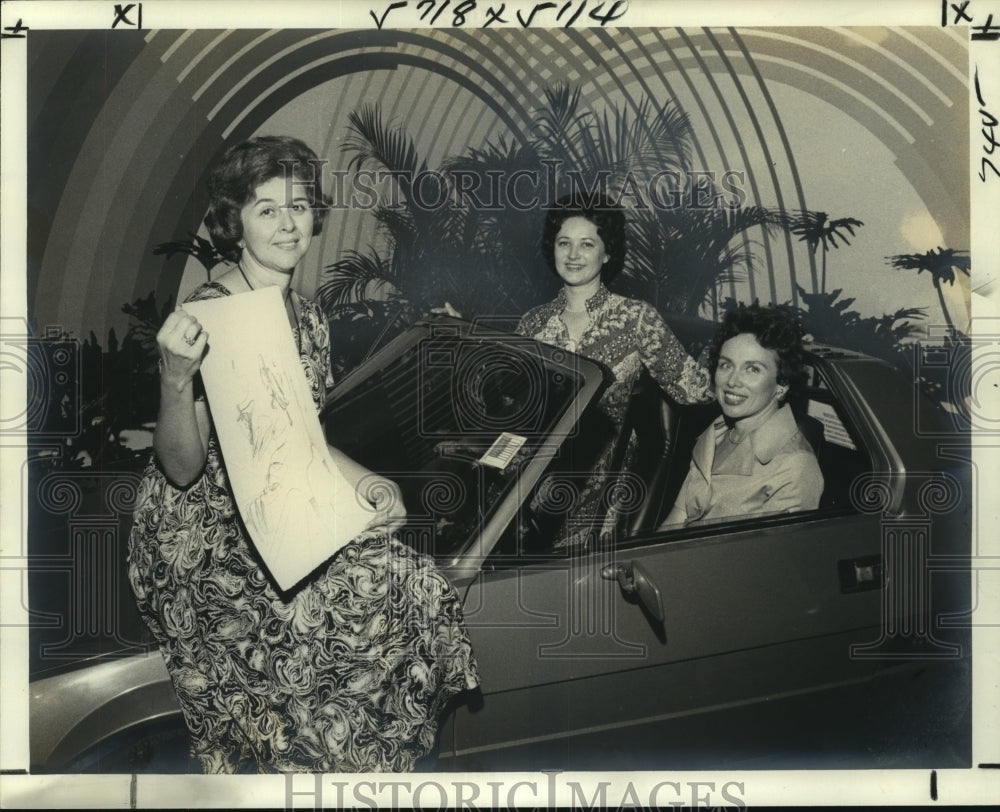 1977 Press Photo Polly Durham, Nancy MacArthur &amp; Jo Ann Yerger pictured together- Historic Images