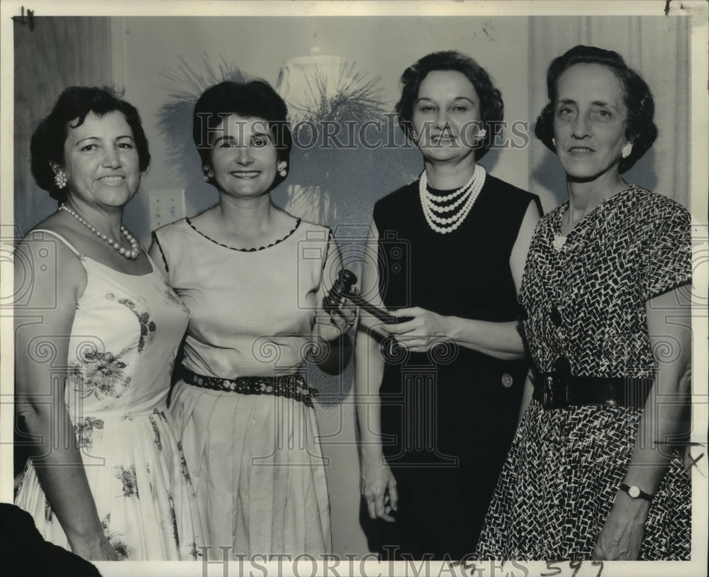 1961 Press Photo Mrs.Gilbert Durbin, fellow Flower Show Judges Council officers- Historic Images