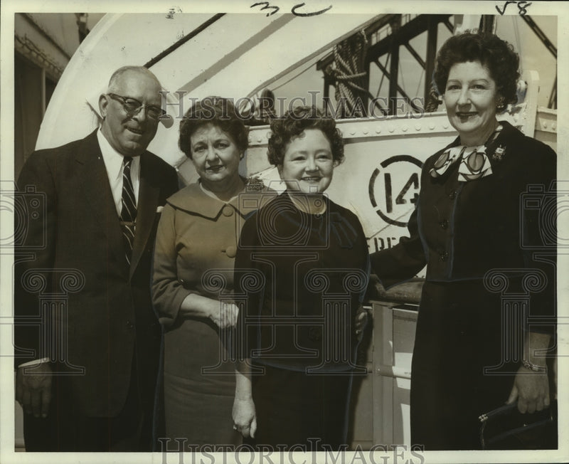 Load image into Gallery viewer, 1962 Press Photo Mr. &amp; Mrs. Gaston J.Dureau, company aboard S.S. Independence
