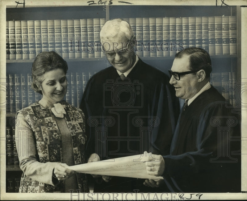 Load image into Gallery viewer, 1973 Press Photo Melvin J.Duran &amp; his wife with Judge James Gulotta - noo11600
