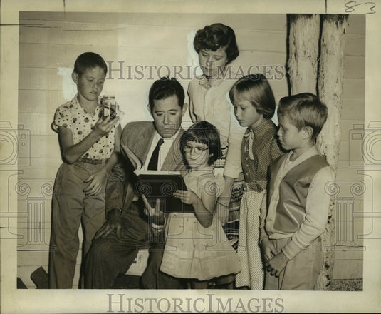1955 Press Photo Karl Dietz Jr. and his children read encyclopedia about snakes