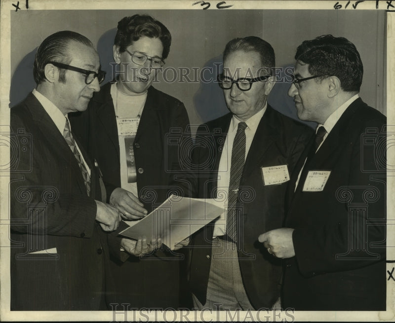 Load image into Gallery viewer, 1972 Press Photo Dr.Liberato John A. Didio, fellow convention leaders, meet
