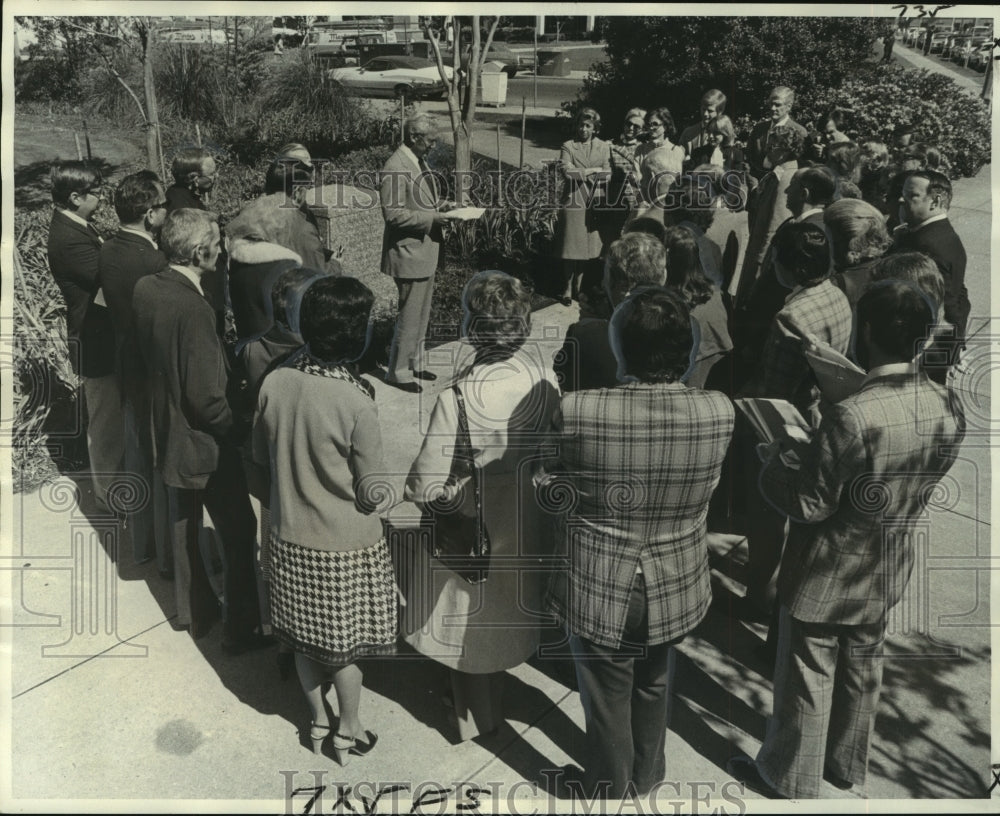 1976 Press Photo Duncan Plaza - Moon Landrieu and Duncan Family at Dedication