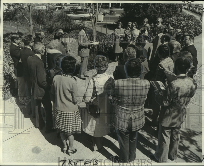 Load image into Gallery viewer, 1976 Press Photo Duncan Plaza - Moon Landrieu and Duncan Family at Dedication
