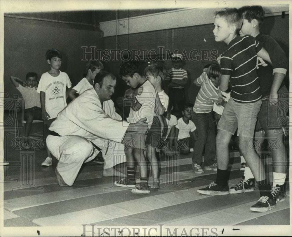 1970 Press Photo Donald Duke Helps Youngster Prepare for Judo Throw- Historic Images