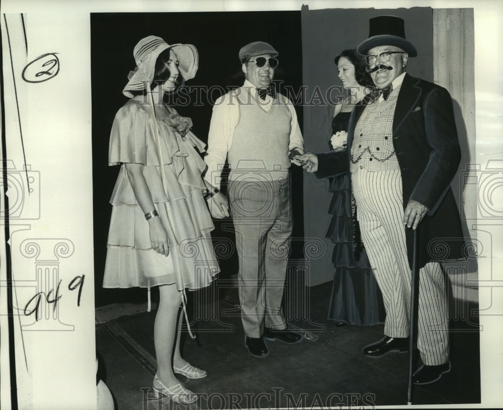 1974 Press Photo Doorman John Guilliot greets Mr. and Mrs. David Duggins- Historic Images