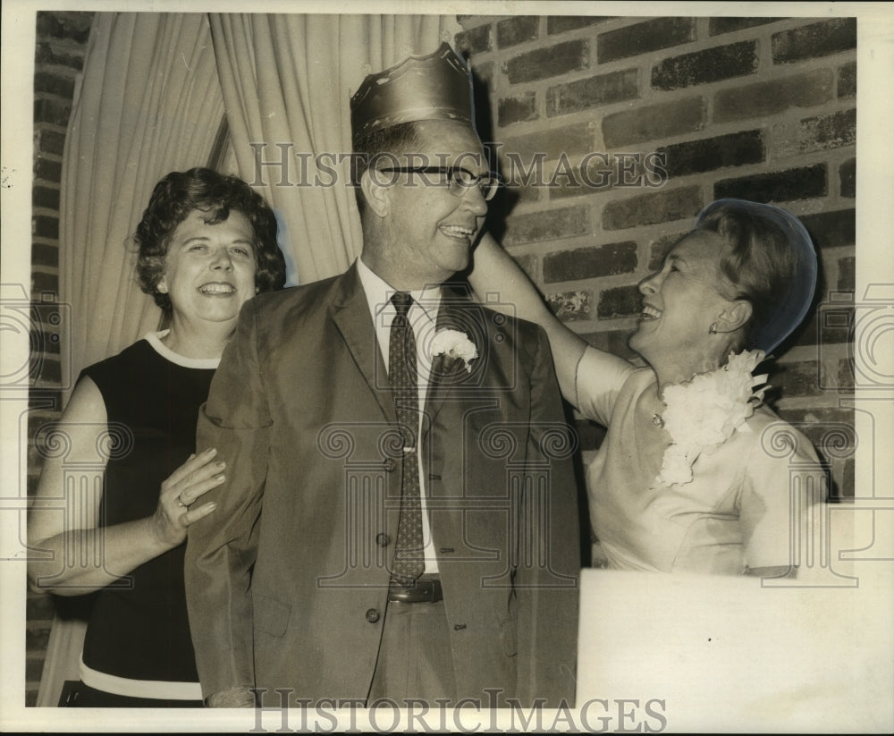 1969 Press Photo Moise Dumas Jr., crowned King Boss XXI by Sue Kolb, Rose Bolduc