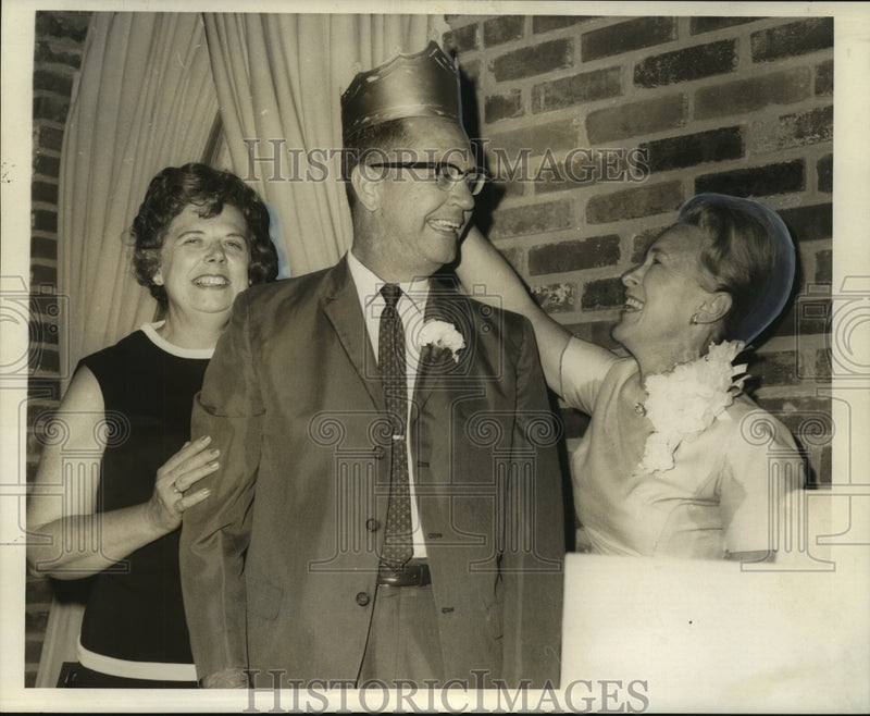 Load image into Gallery viewer, 1969 Press Photo Moise Dumas Jr., crowned King Boss XXI by Sue Kolb, Rose Bolduc
