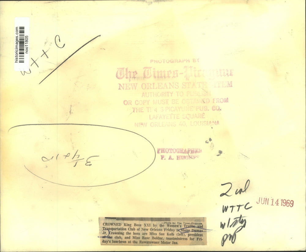 1969 Press Photo Moise Dumas Jr., crowned King Boss XXI by Sue Kolb, Rose Bolduc