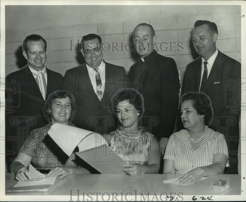 Load image into Gallery viewer, 1967 Press Photo Committee Members of St. Julian Eymard Fair - noo11829
