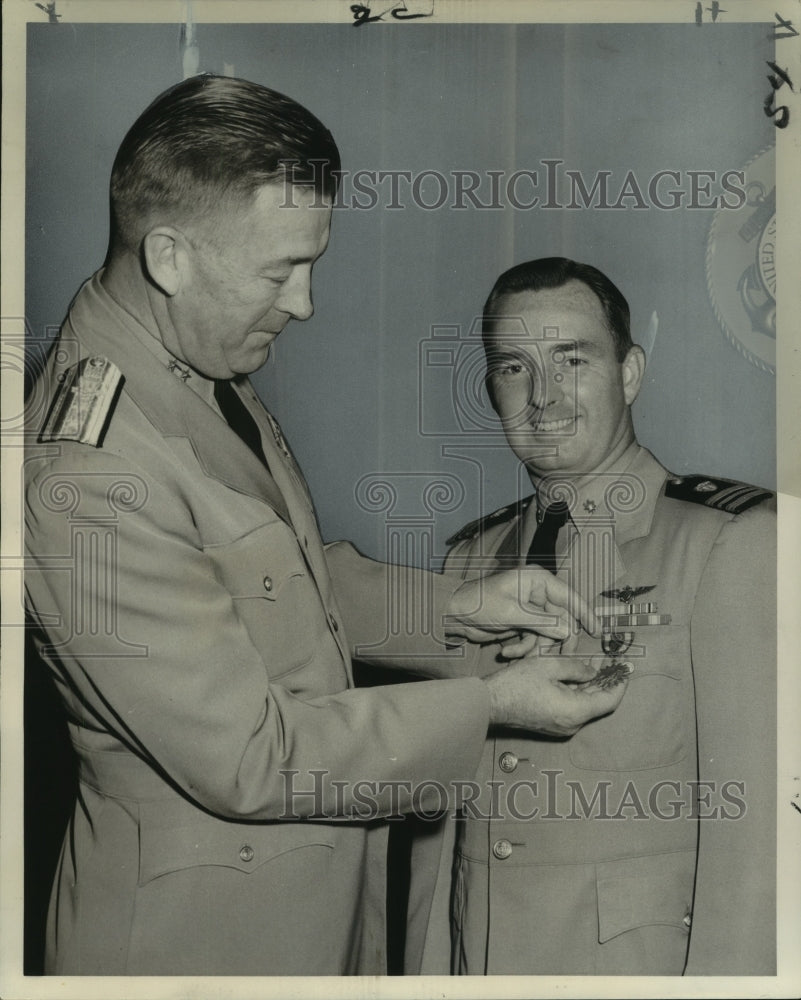 1959 Press Photo Lt. Comdr. James H. Durfee awarded by RADM Carl B. Olsen