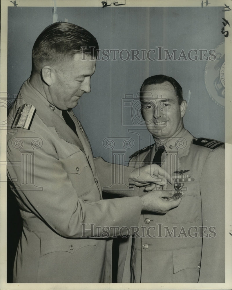 Load image into Gallery viewer, 1959 Press Photo Lt. Comdr. James H. Durfee awarded by RADM Carl B. Olsen
