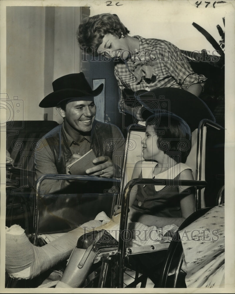 1960 Press Photo Ruth Ann Leger Chats with Johnny Ringo &amp; Wife at Hospital- Historic Images