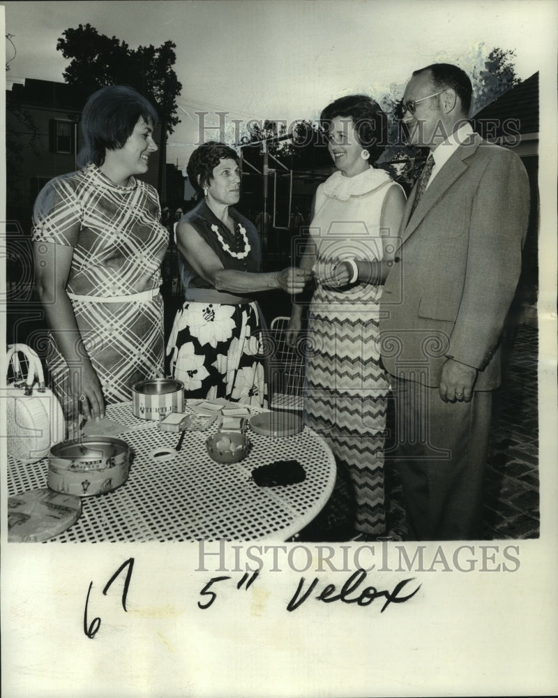 1974 Press Photo Members of Party of Kappa Alpha Theta- Historic Images