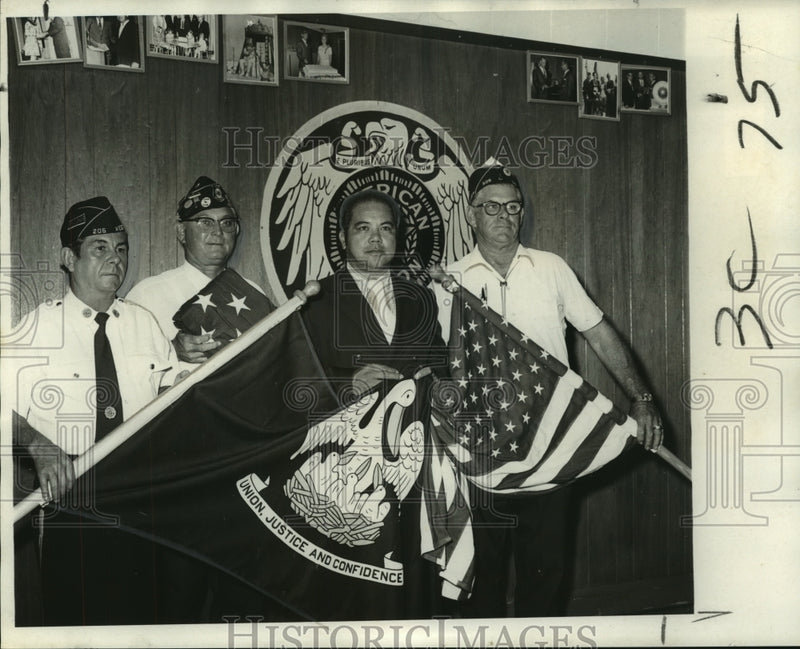 Load image into Gallery viewer, 1971 Press Photo Henry Ford Middle School of Mondale member accepts flag
