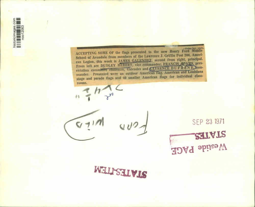 1971 Press Photo Henry Ford Middle School of Mondale member accepts flag