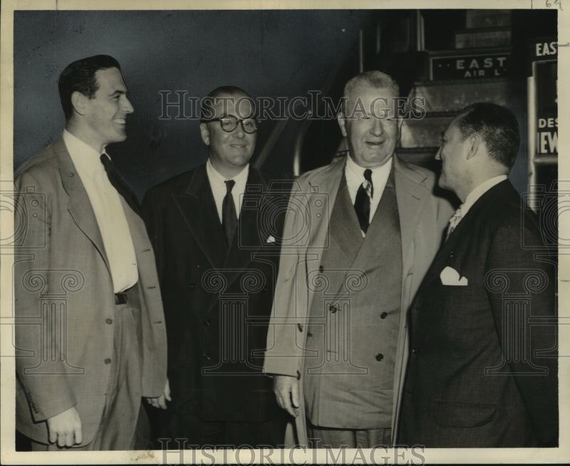 Load image into Gallery viewer, 1951 Press Photo Sen. Duff chats with backers of Eisenhower at Moisant Airport
