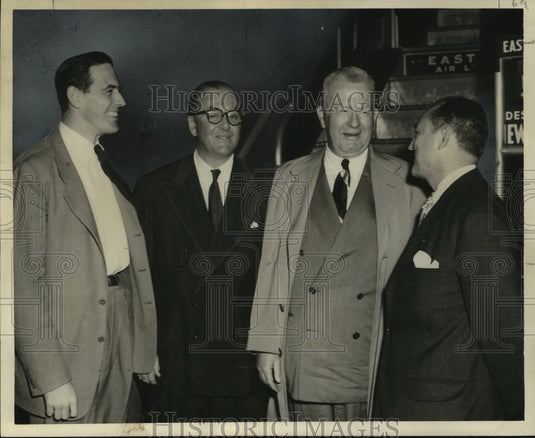 1951 Press Photo Sen. Duff chats with backers of Eisenhower at Moisant Airport