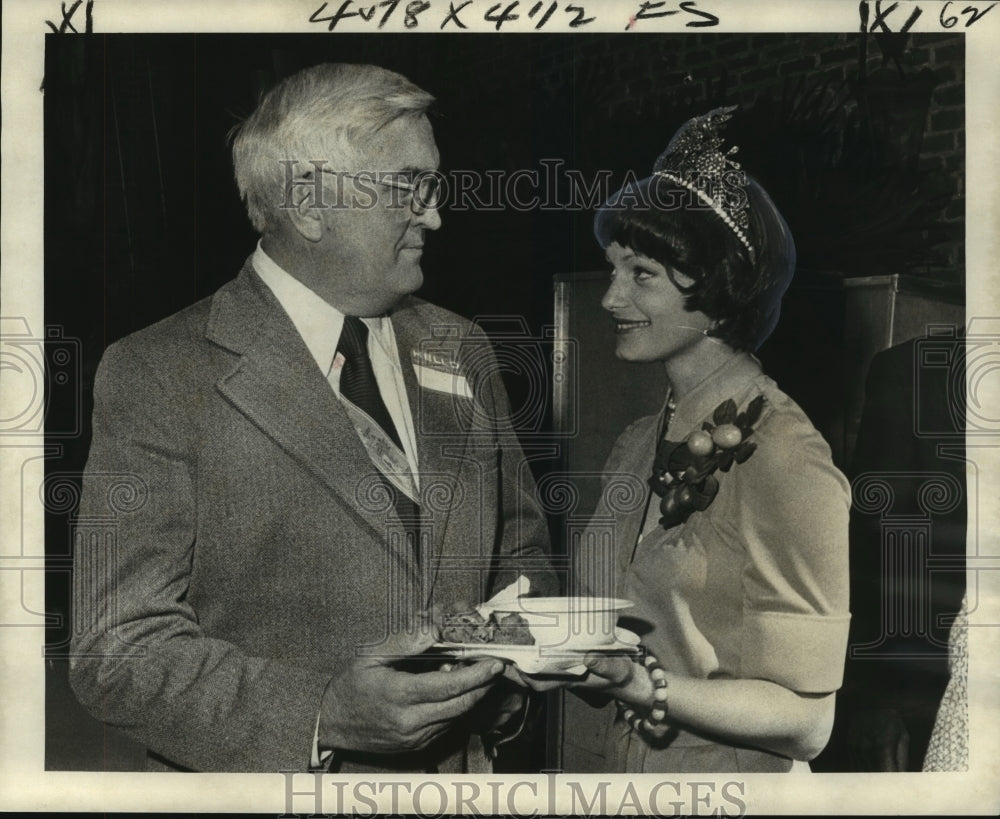 1975 Press Photo Orange Festival Queen Dawn Duplantis &amp; King Judge Preston Buff