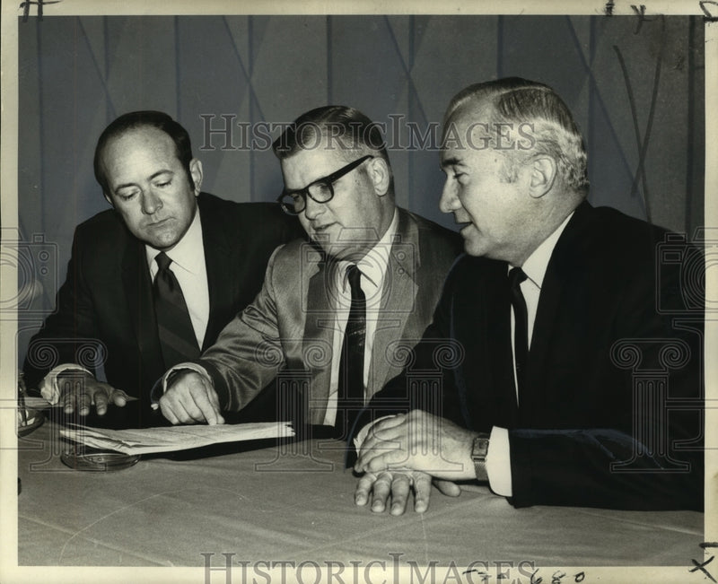 Load image into Gallery viewer, 1970 Press Photo Panelists discuss at Louisiana School Boards Assn. meeting
