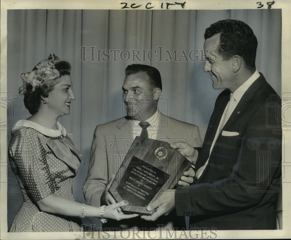 1960 Press Photo Award Presented for &quot;Outstanding Service to Safety&quot; - noo12125