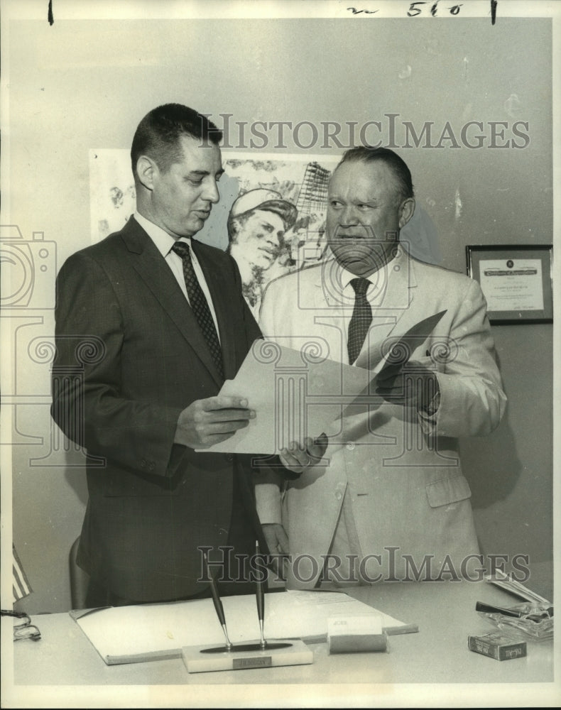 Load image into Gallery viewer, 1970 Press Photo Alliance of Businessmen's J.H. "Pat" Duggan &amp; Henry Zac Carter
