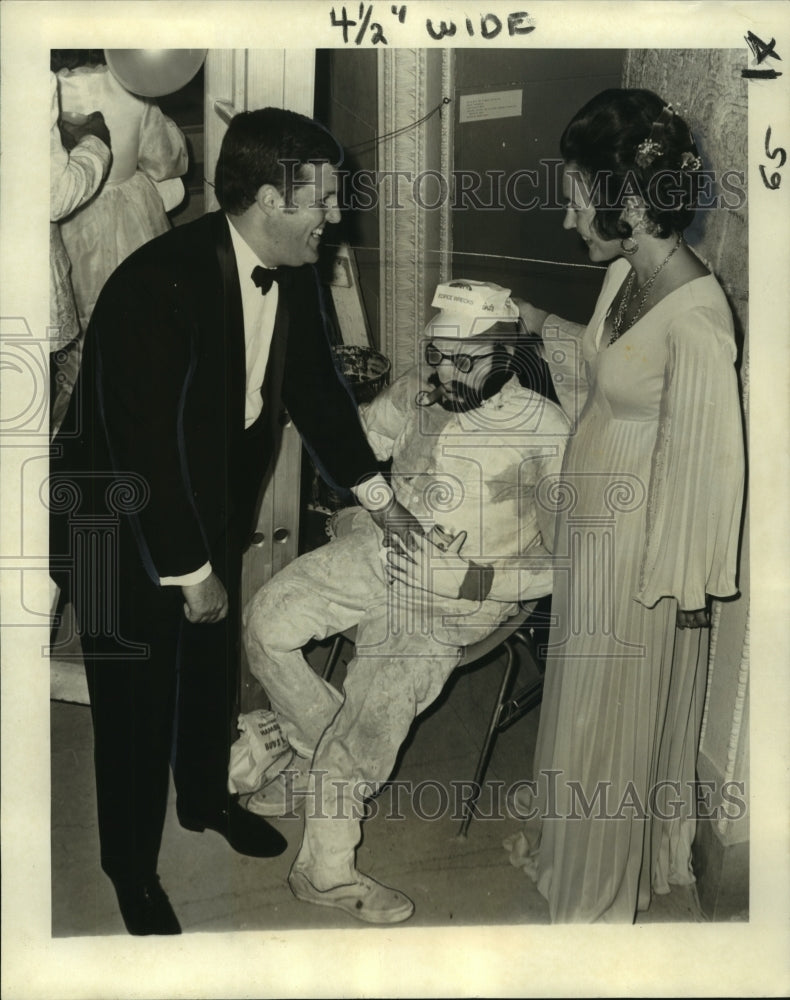 Load image into Gallery viewer, 1971 Press Photo Mr. &amp; Mrs. David and Bitsy Duggins - noo12185
