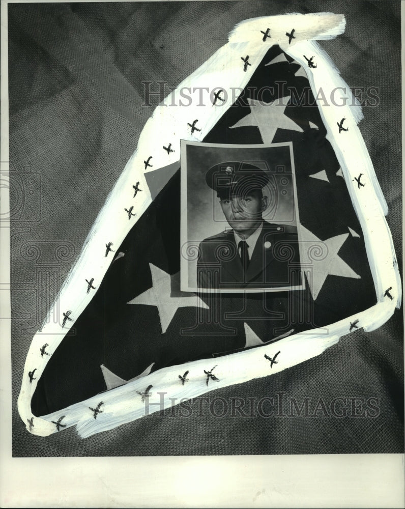 1972 Press Photo A photo of an officer laid out on top of an American flag- Historic Images