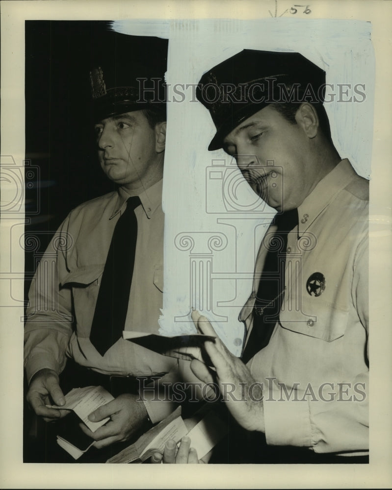 1949 Press Photo Patrolmen John Serran, Murrell Dummett witnesses in killing
