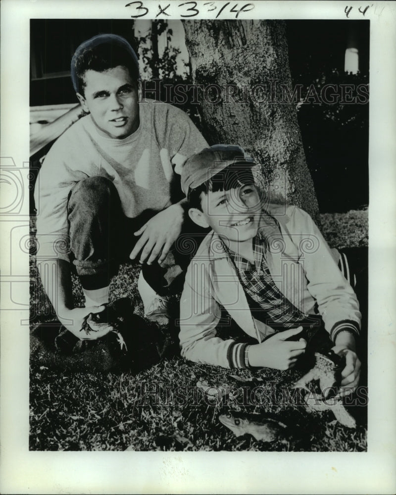 1976 Press Photo Actors Tony Dow is Wally and Jerry Mathers is the Beaver- Historic Images