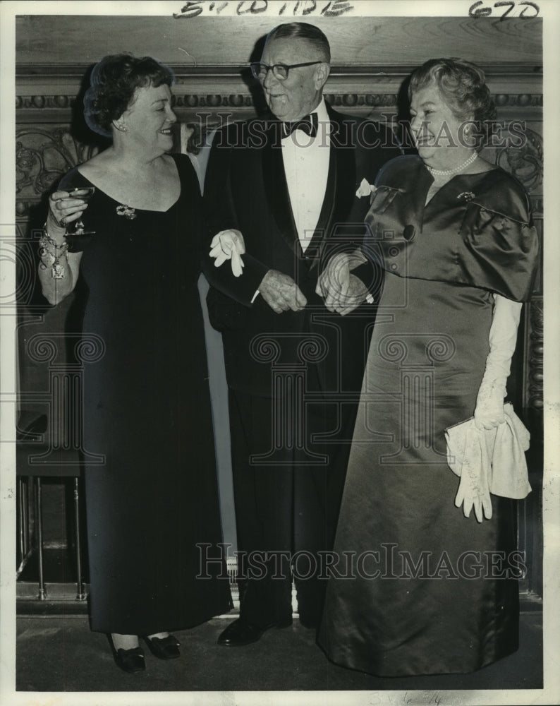 1971 Press Photo Mrs. Walter Unbar, Dr. Emile Naef, Mrs. Paul Jahncke At Event- Historic Images