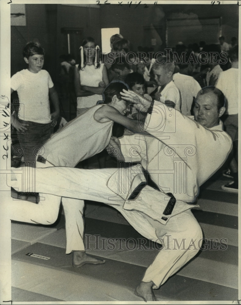 Load image into Gallery viewer, 1870 Press Photo Bonnie Tauzier of Terrytown throws down judo instructor

