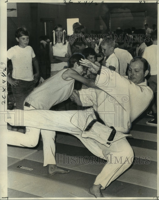 1870 Press Photo Bonnie Tauzier of Terrytown throws down judo instructor
