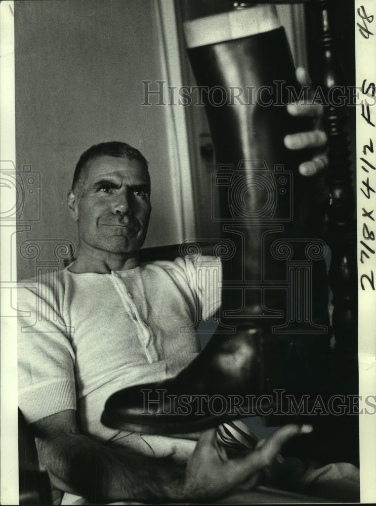 1978 Press Photo Jacques Dufilho admires boot in "Milady"- Historic Images